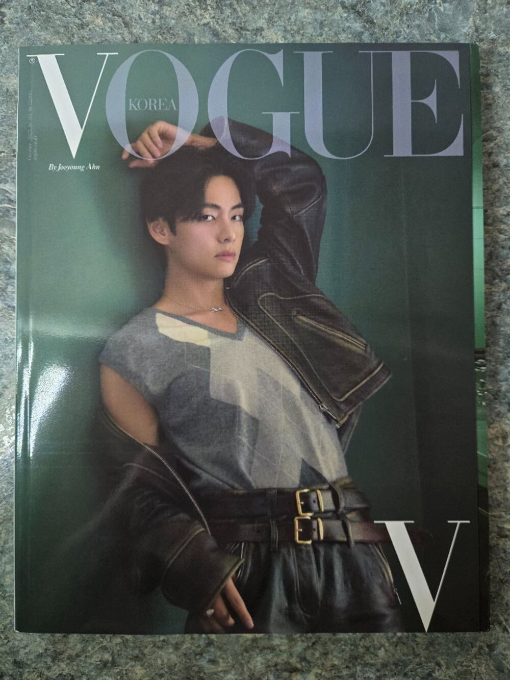 Vogue Korea BTS V (Kim Taehyung of BTS) Cover Magazine No. 315 October 2022-New